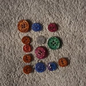 Pack of 13 buttons